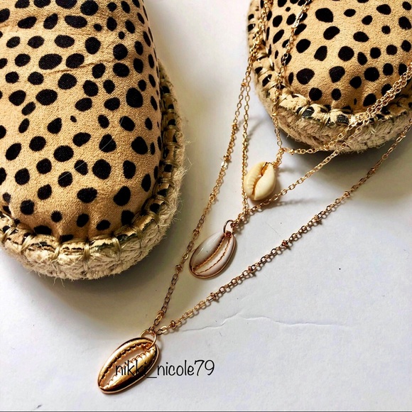 {1 left} 3 Tiered Seashell Necklace - Picture 4 of 5